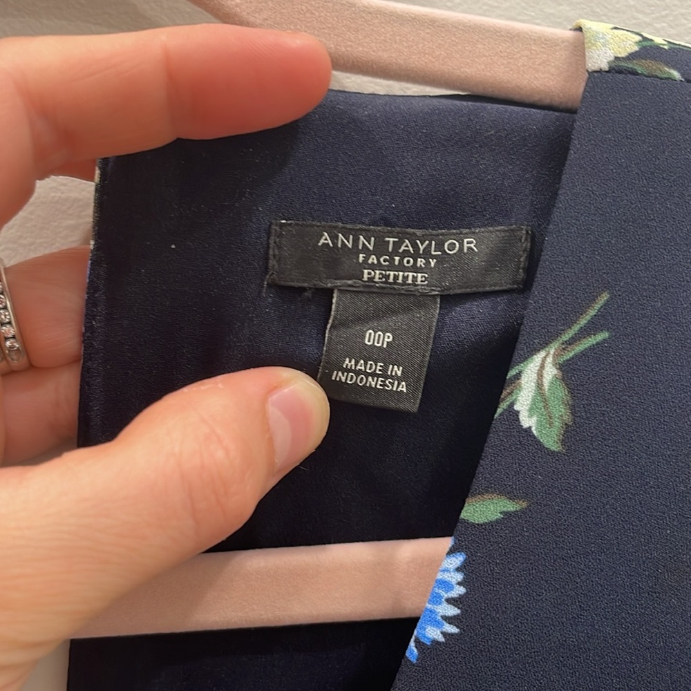 Ann Taylor Factory Fit& Flare Floral Dress size 00P - Picture 3 of 7